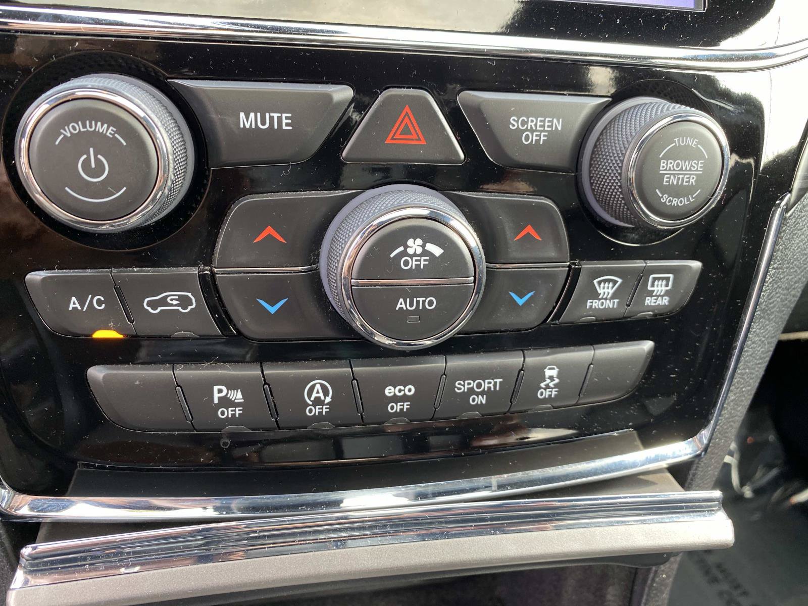 Used 2020 Jeep Grand Cherokee Altitude AWD/4WD image 15