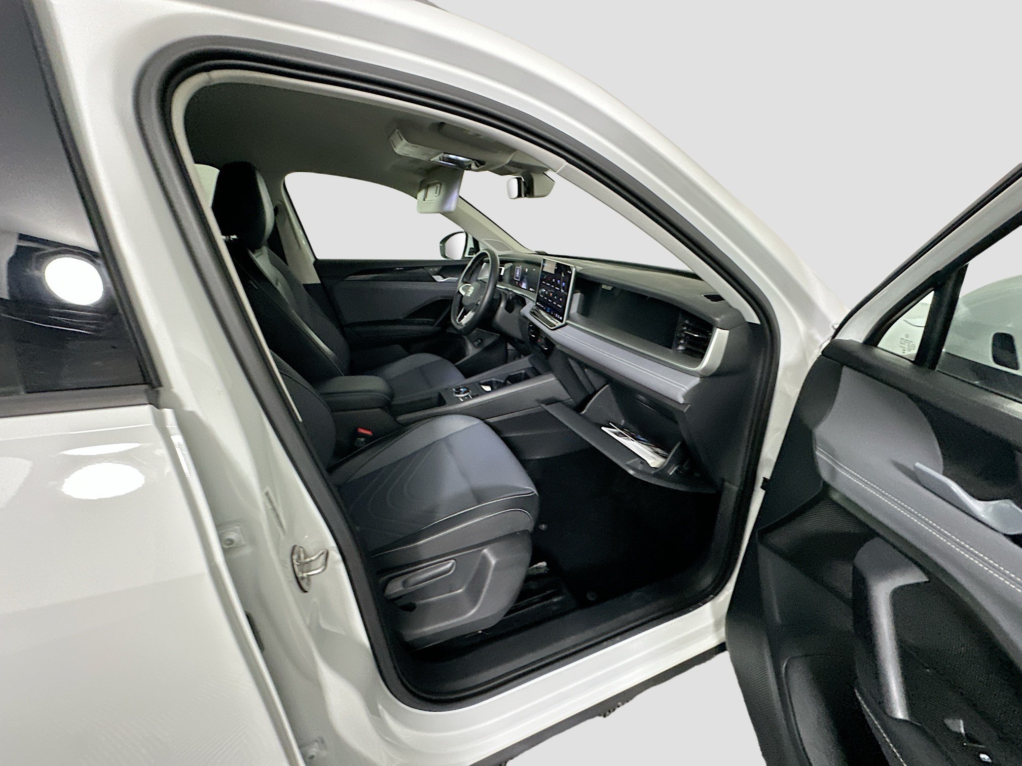 Used 2026 Volkswagen Tiguan SE AWD/4WD image 30