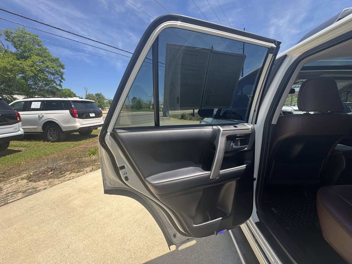 Used 2018 Toyota 4Runner SR5 AWD/4WD image 26