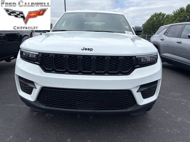 Used 2025 Jeep Grand Cherokee Altitude AWD/4WD image 2