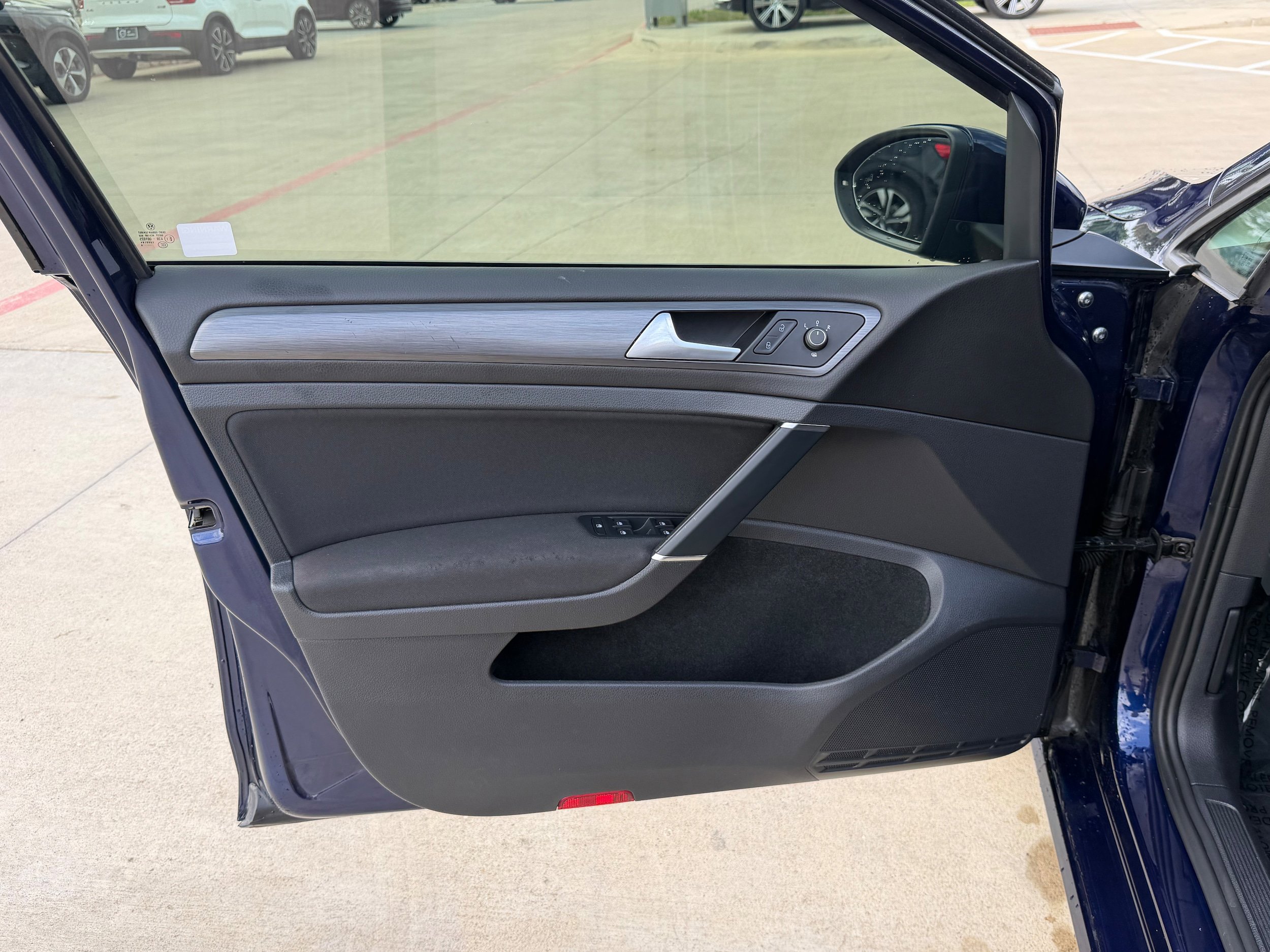 Used 2019 Volkswagen e-Golf SE FWD image 22