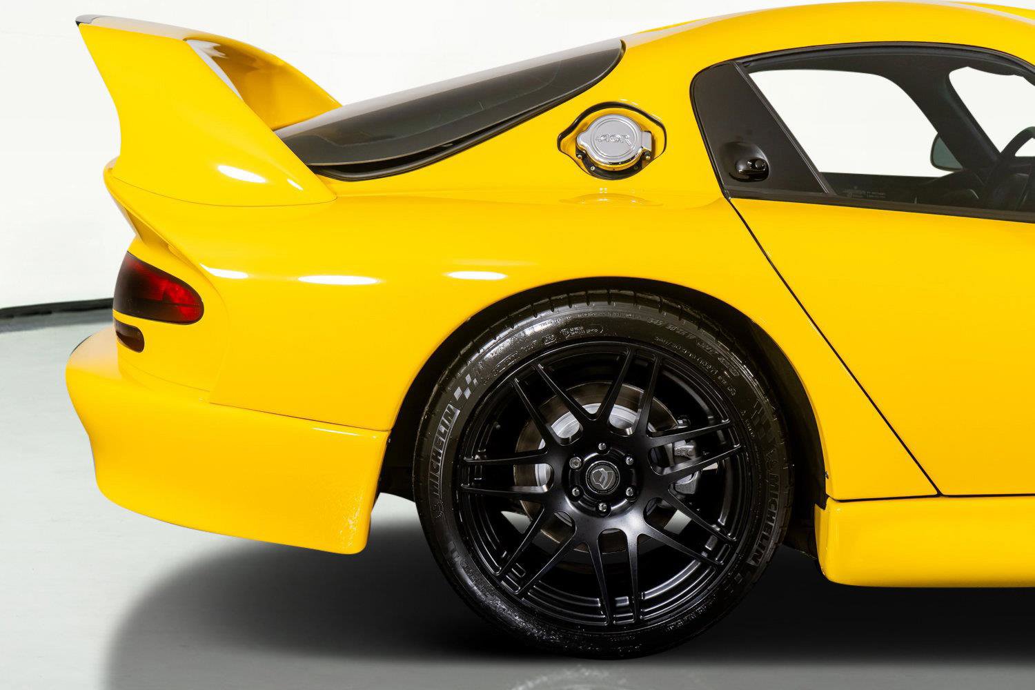 Used 2001 Dodge Viper GTS image 8