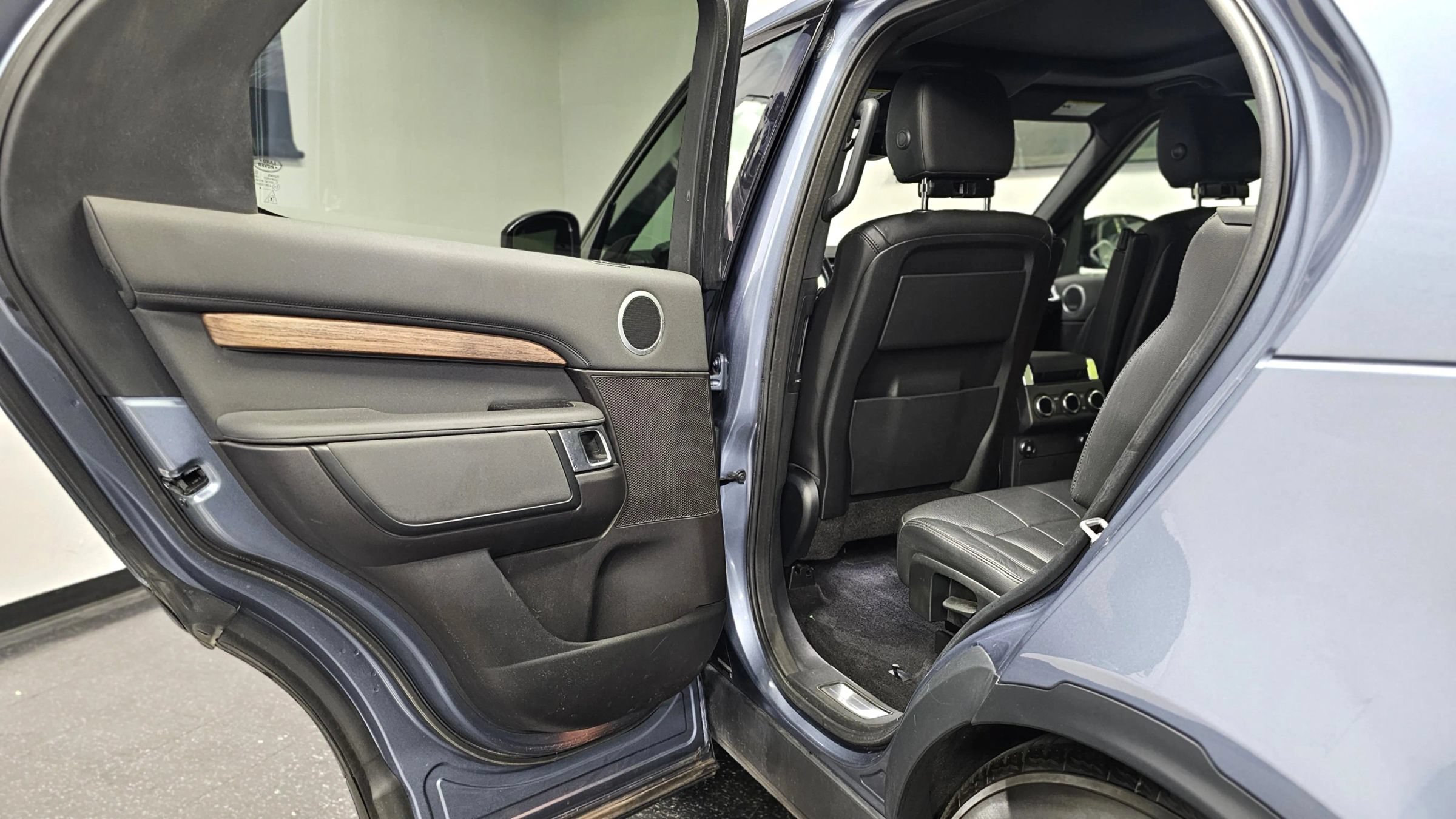 Used 2018 Land Rover Discovery HSE AWD/4WD image 26