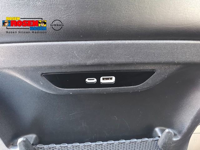 Used 2024 Chrysler Pacifica Touring-L FWD image 22