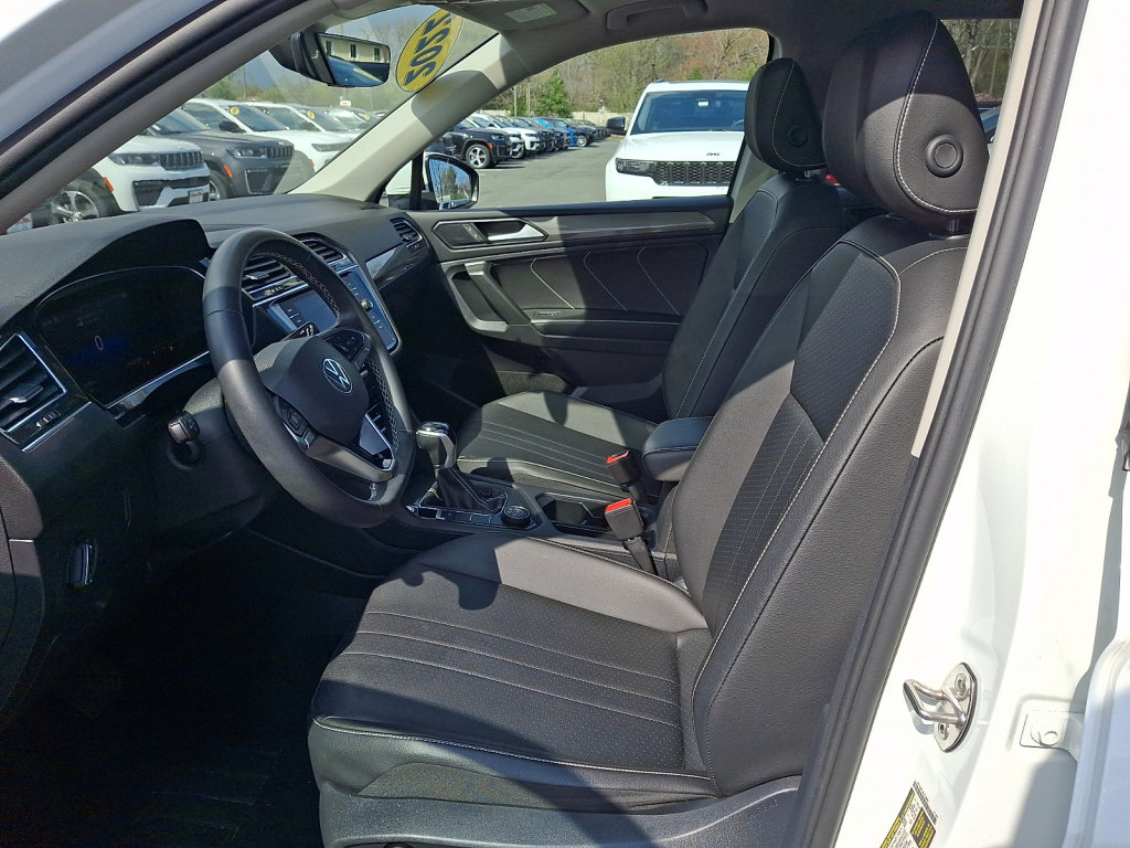 Used 2022 Volkswagen Tiguan SE w/ Panoramic Sunroof Package image 23