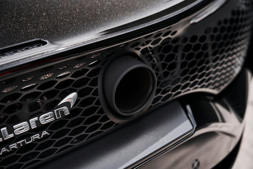 Used 2024 McLaren Artura image 14