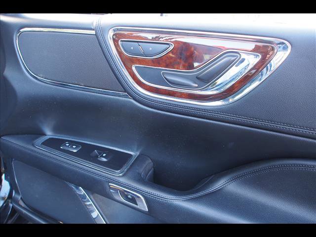 Used 2019 Lincoln Continental Select image 13