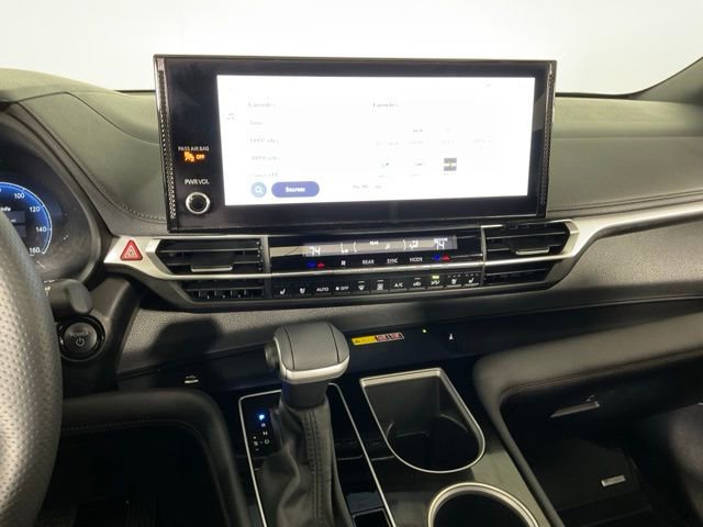 Used 2025 Toyota Sienna Platinum AWD/4WD image 22