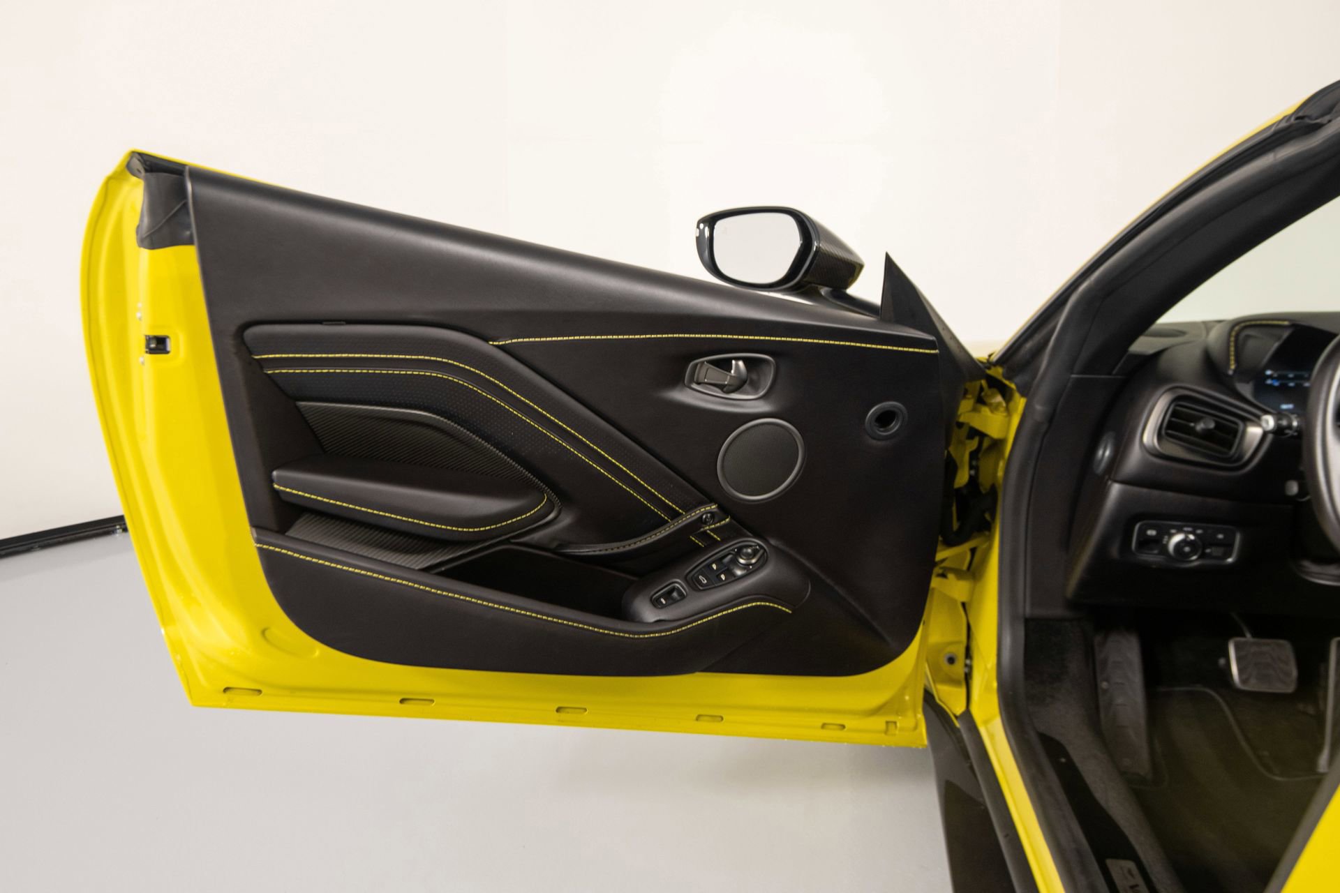 Used 2021 Aston Martin V8 Vantage Roadster image 13