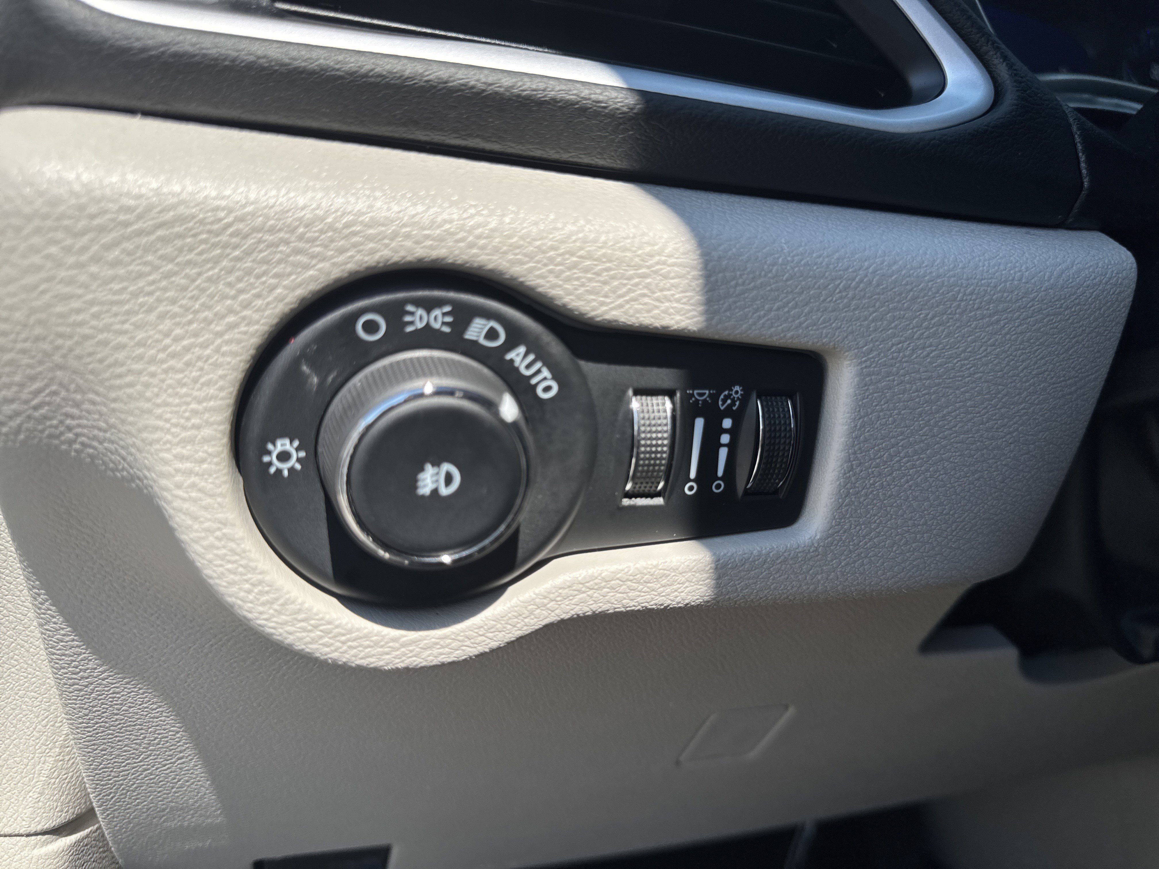 Used 2024 Chrysler Pacifica Touring-L image 34