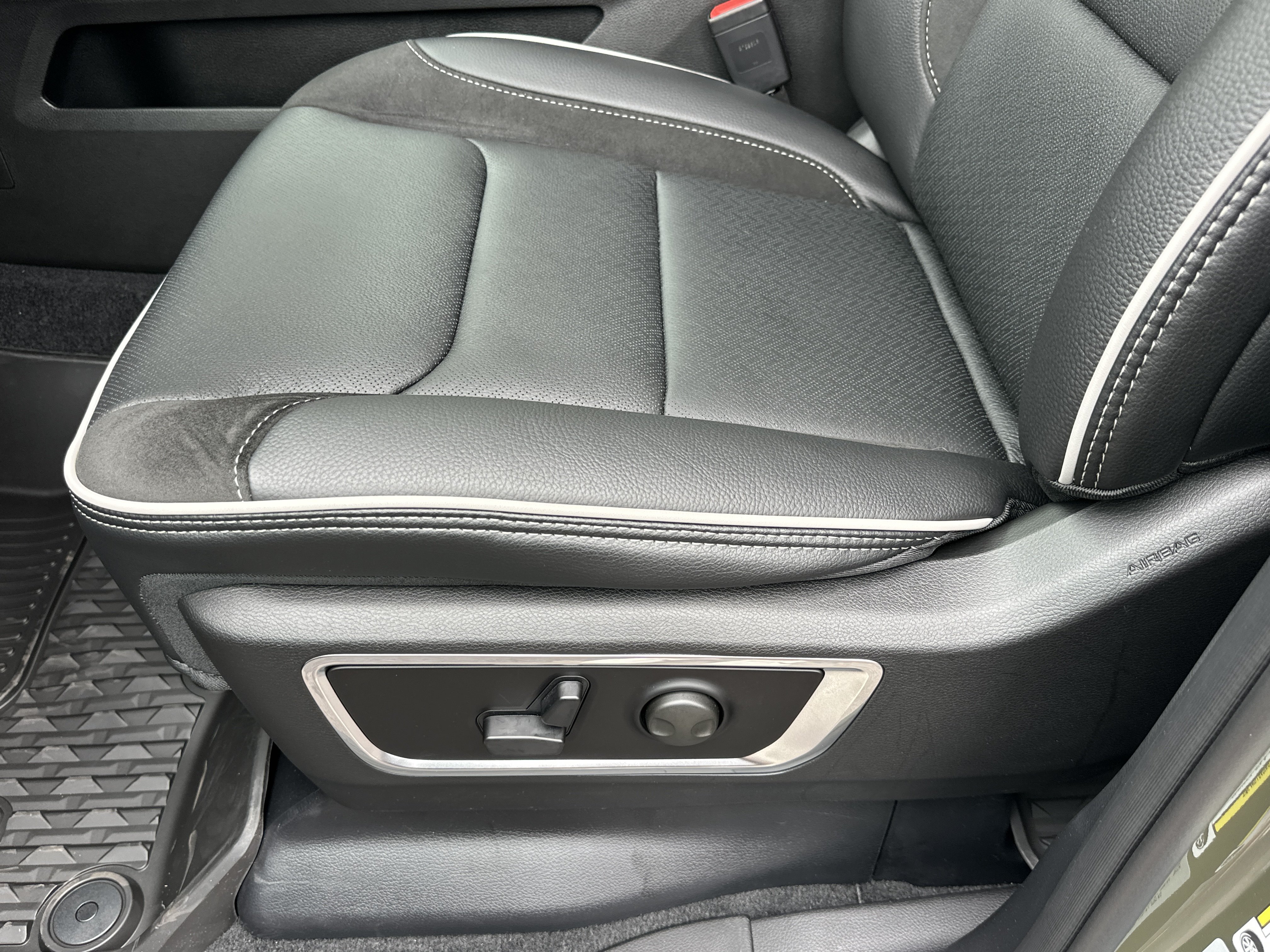 New 2026 RAM 1500 Laramie w/ Night Edition AWD/4WD image 30