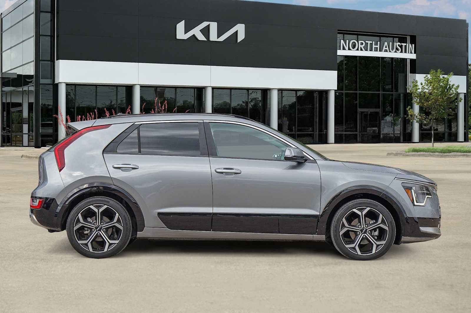 Certified 2024 Kia Niro SX Touring image 9