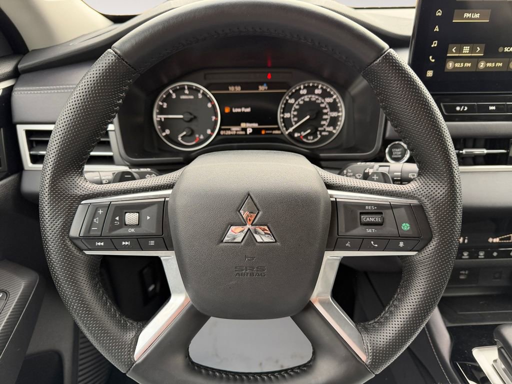 Used 2025 Mitsubishi Outlander SE image 15