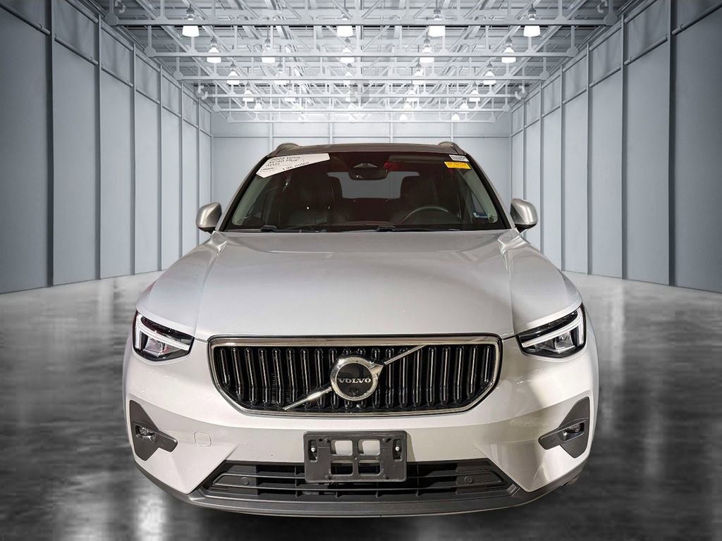 Used 2023 Volvo XC40 B5 Plus w/ Driver Assist Package AWD/4WD image 2