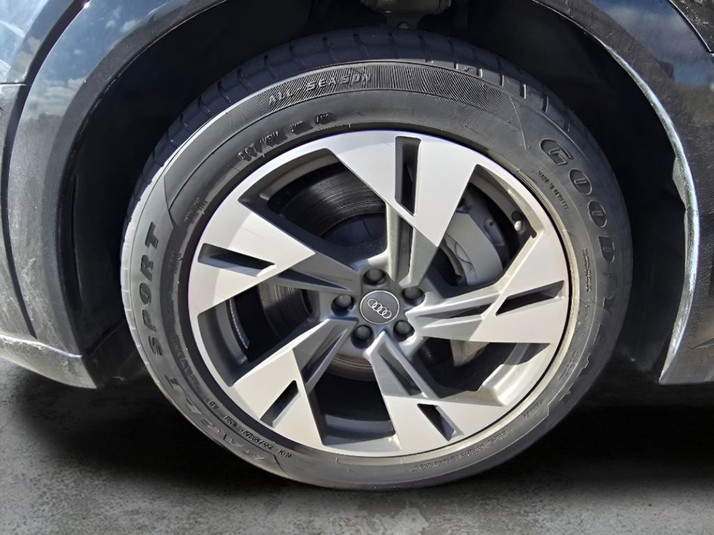 Used 2020 Audi e-tron Premium Plus image 9