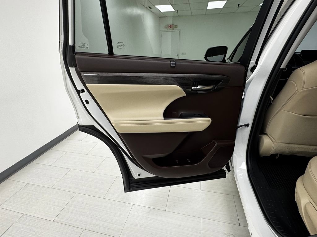 Used 2020 Toyota Highlander Platinum image 11