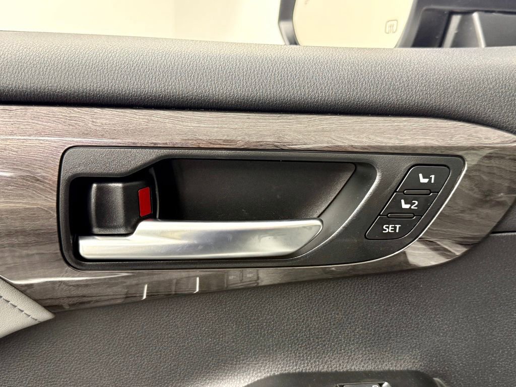 Used 2026 Toyota Highlander Platinum image 19