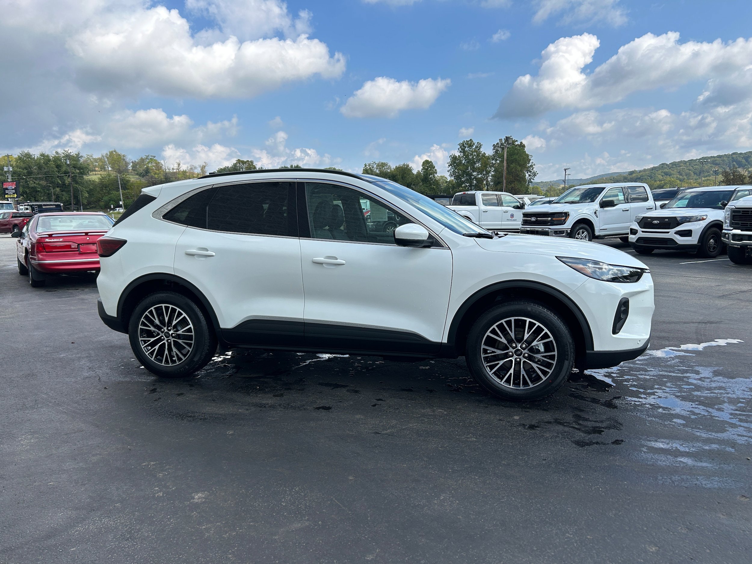 New 2025 Ford Escape SE w/ PHEV Premium Package FWD image 15