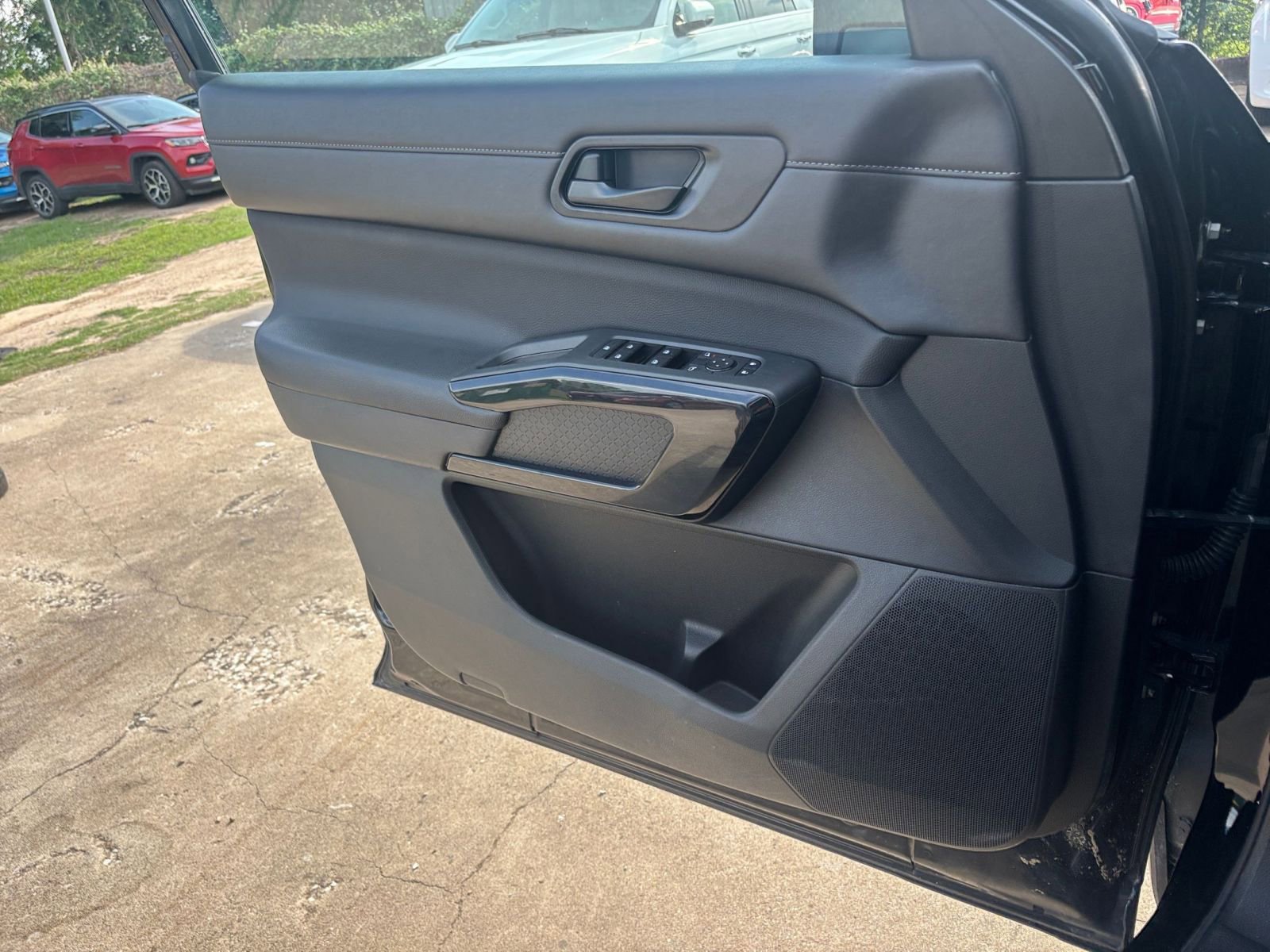 Used 2025 Nissan Pathfinder SV FWD image 18