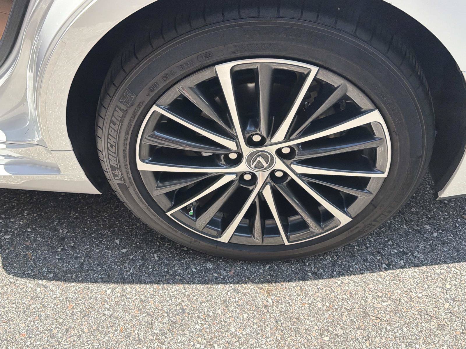 Used 2025 Lexus ES 350 w/ Premium Package FWD image 10