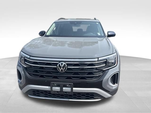 Used 2025 Volkswagen Atlas Peak Edition SE AWD/4WD image 16