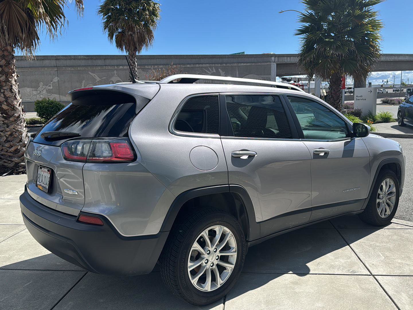 Used 2019 Jeep Cherokee Latitude w/ Popular Appearance Group image 6