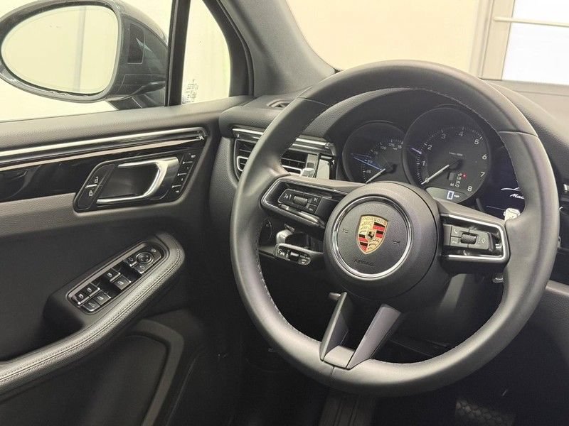 Certified 2025 Porsche Macan AWD/4WD image 17