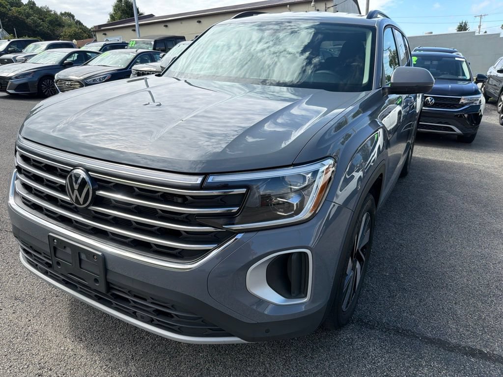 Used 2025 Volkswagen Atlas SE AWD/4WD image 3