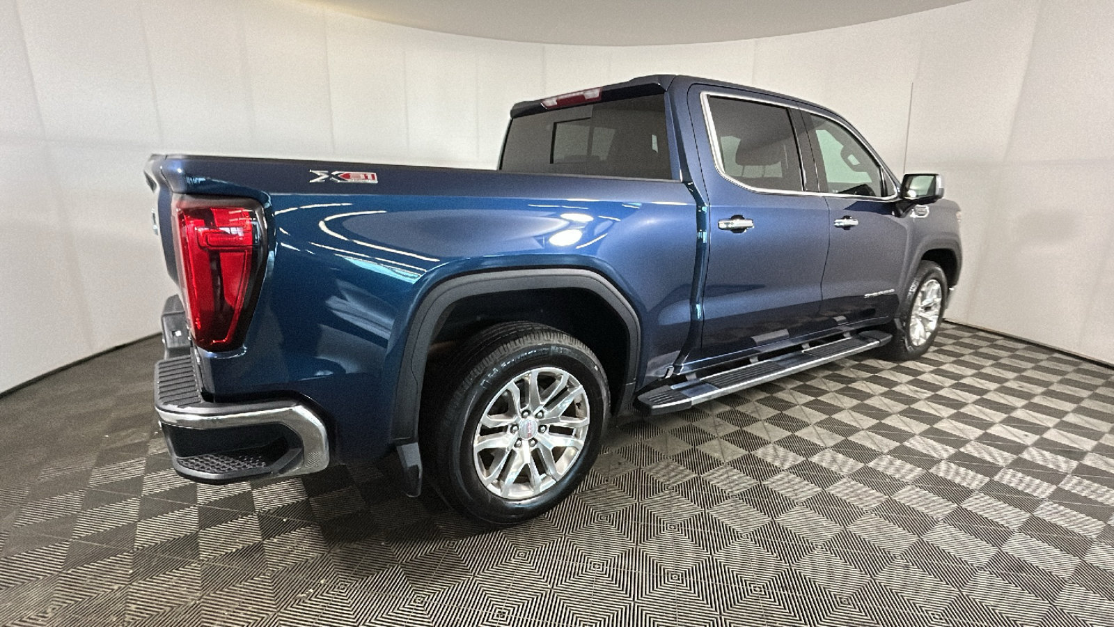 Used 2021 GMC Sierra 1500 SLT w/ SLT Premium Plus Package AWD/4WD image 3