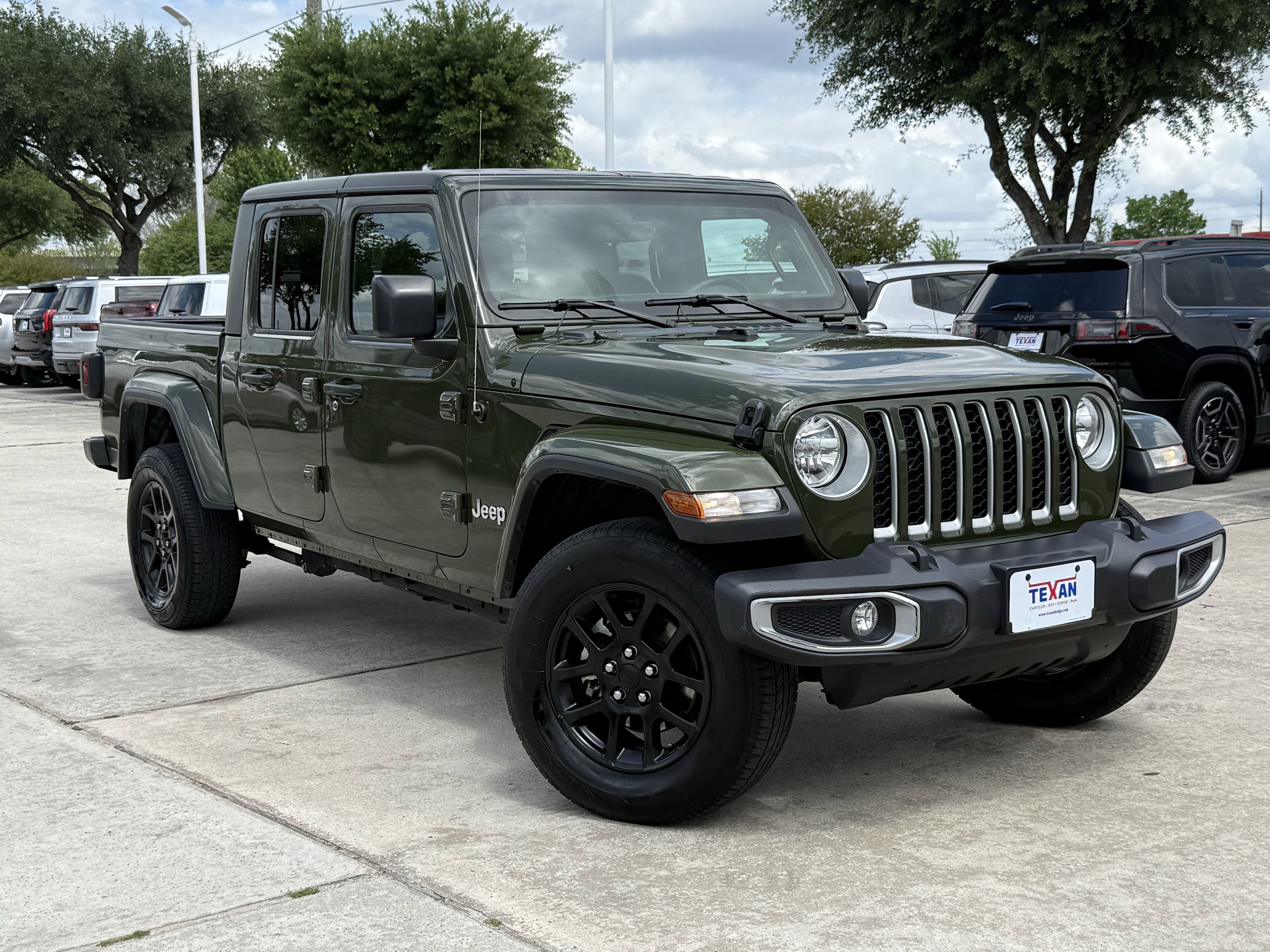 Used 2023 Jeep Gladiator Overland image 2