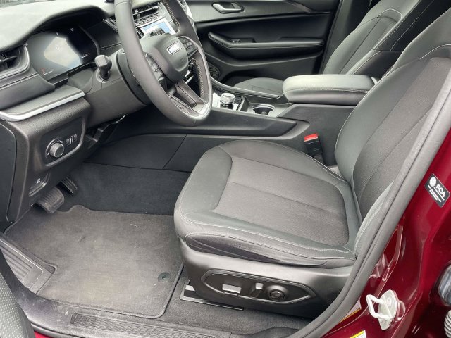 Used 2024 Jeep Grand Cherokee Laredo AWD/4WD image 19