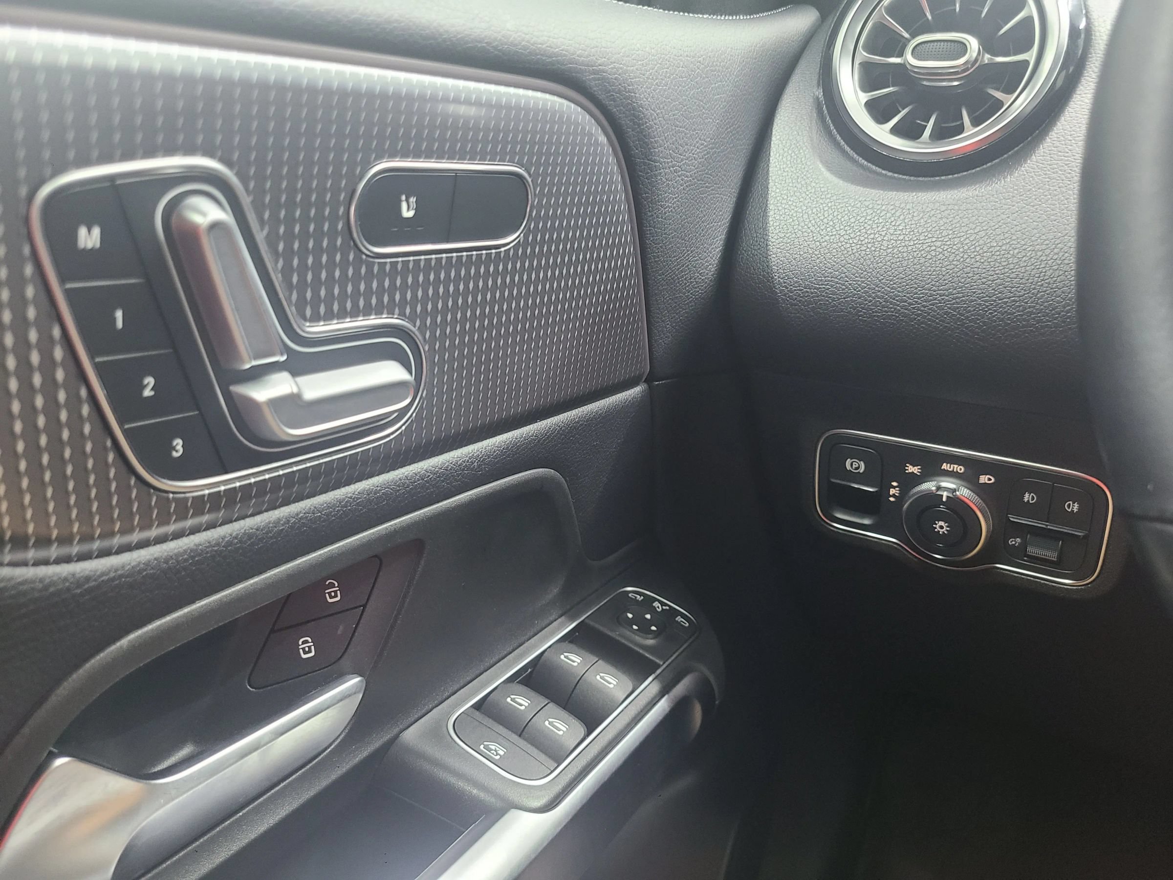 Used 2021 Mercedes-Benz GLB 250 4MATIC image 29
