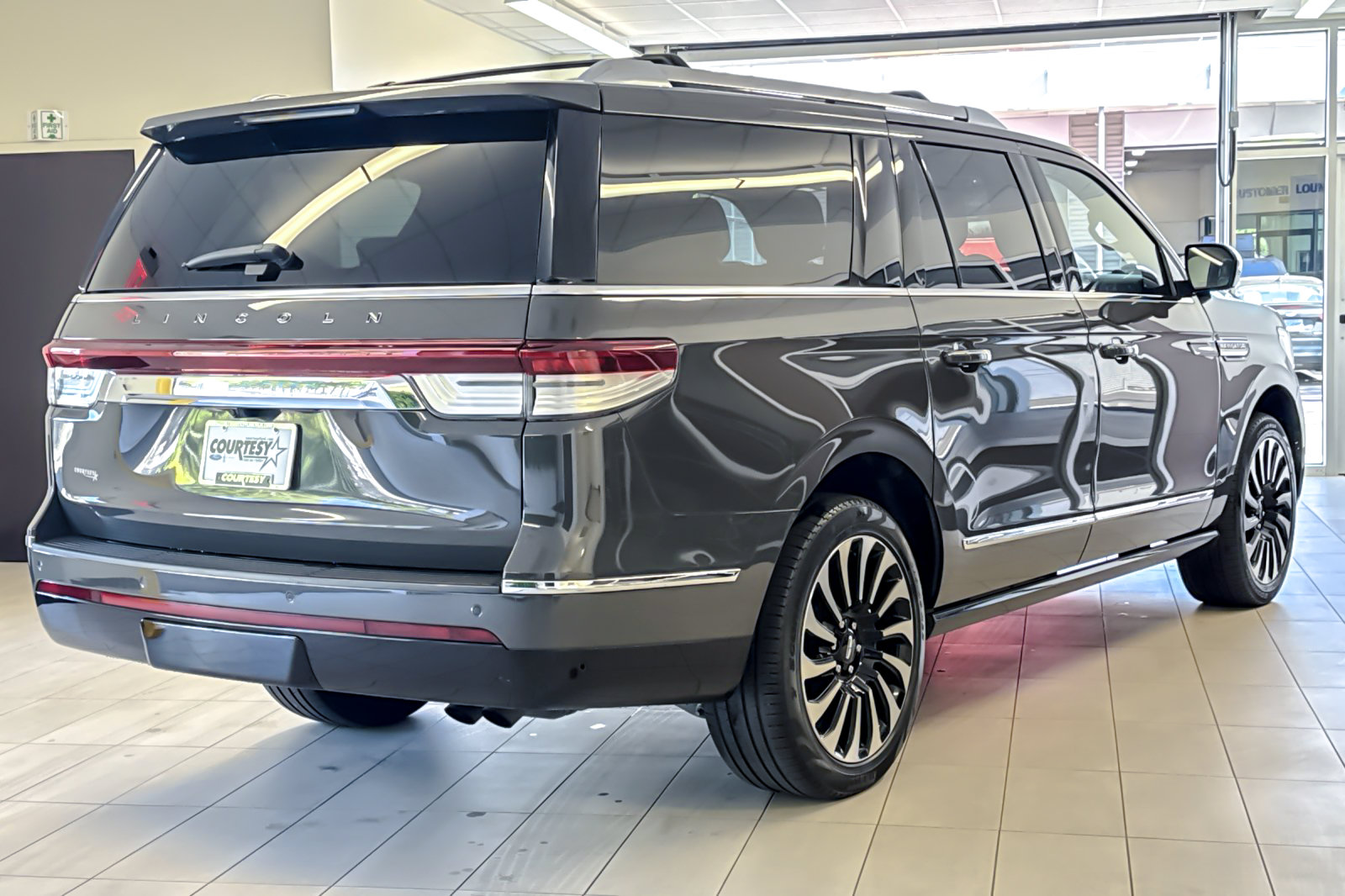 Certified 2024 Lincoln Navigator L Black Label AWD/4WD image 4