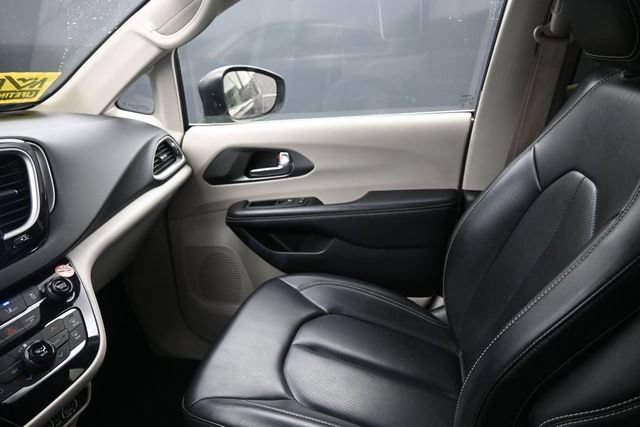 Used 2023 Chrysler Pacifica Touring-L FWD image 22