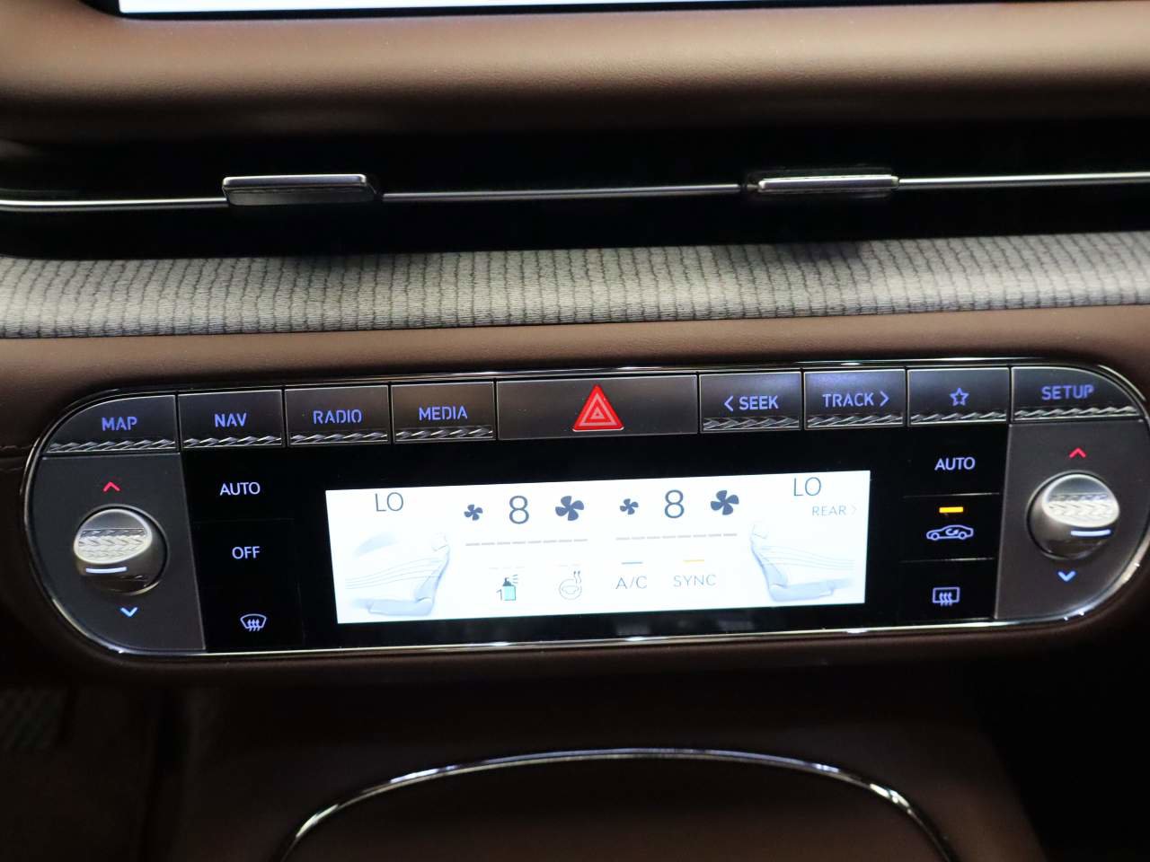 Used 2024 Genesis G90 3.5T AWD/4WD image 11