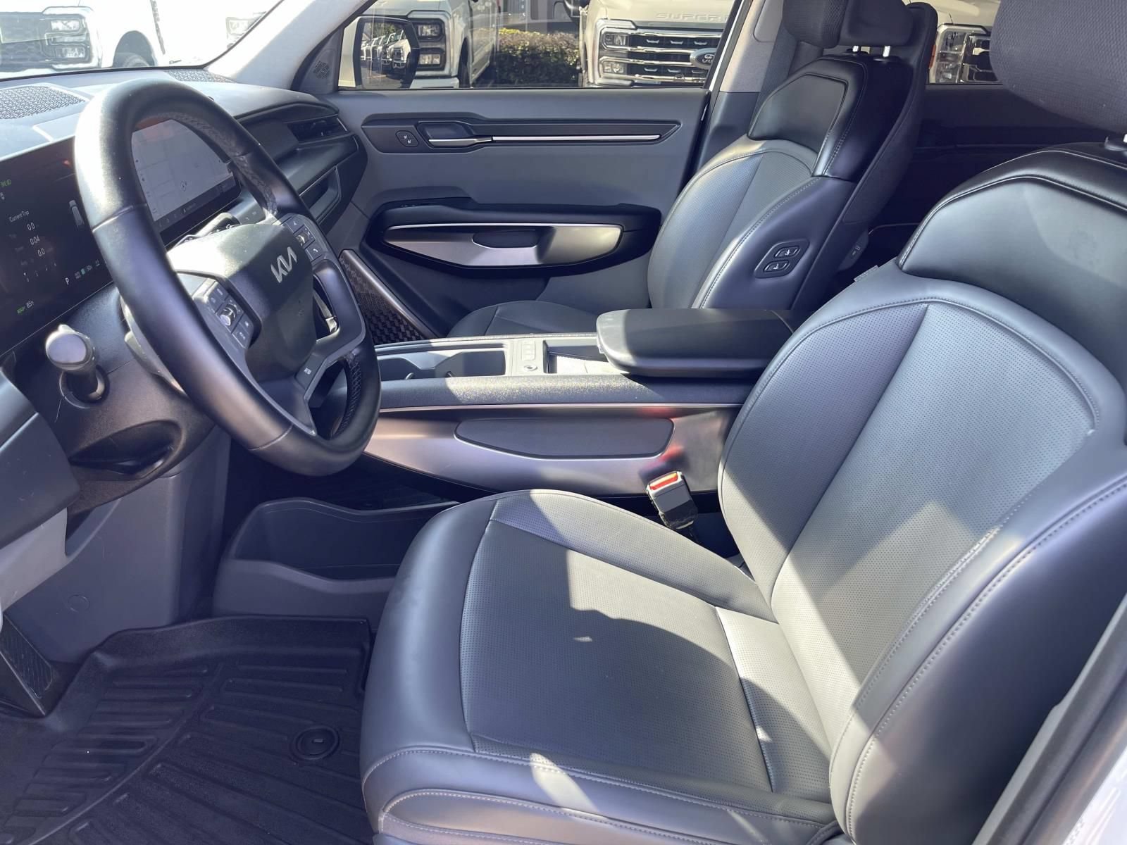 Used 2024 Kia EV9 Light Long Range RWD image 16