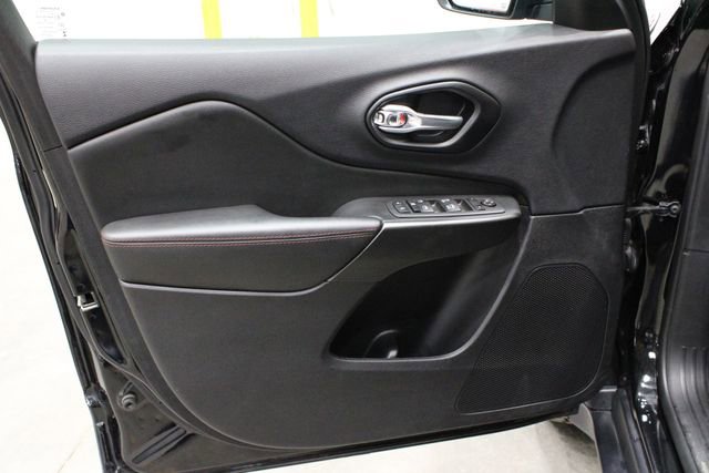 Used 2022 Jeep Cherokee Trailhawk image 16