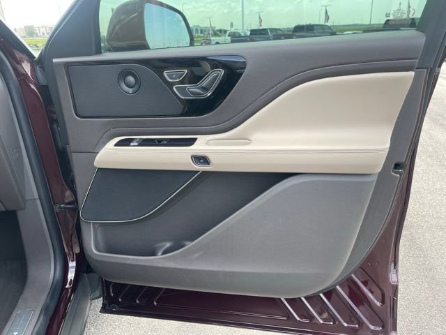 Used 2022 Lincoln Aviator Reserve AWD/4WD image 13