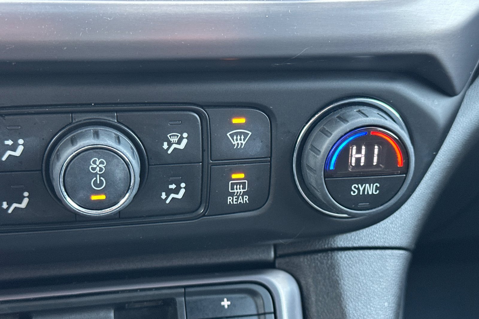 Used 2022 GMC Acadia AT4 w/ Technology Package image 31