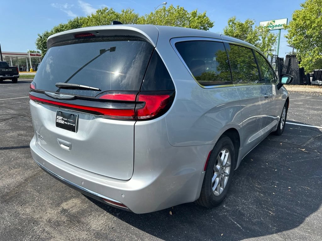 Used 2024 Chrysler Pacifica Touring-L FWD image 5