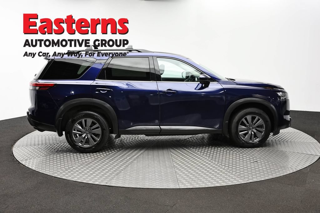 Used 2023 Nissan Pathfinder SV w/ SV Premium Package AWD/4WD image 4