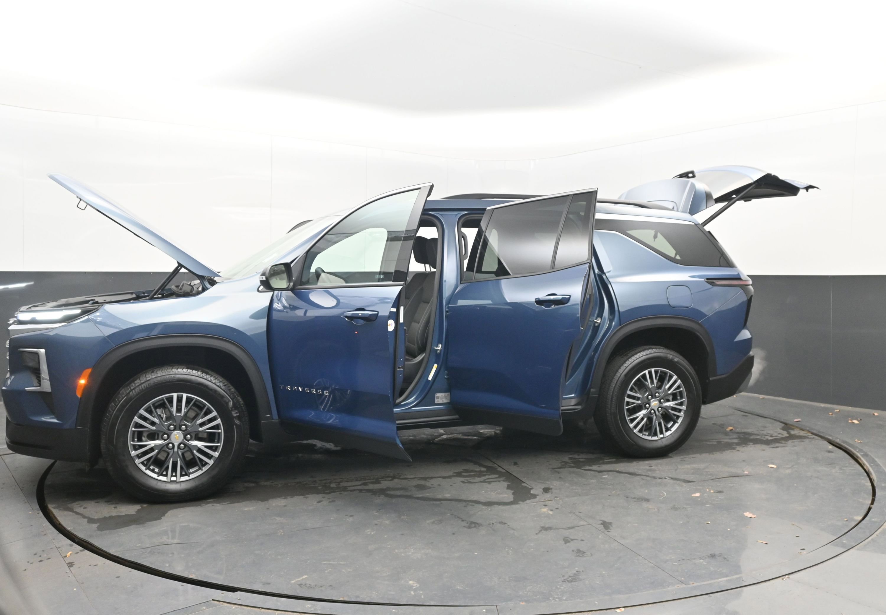 Used 2025 Chevrolet Traverse LT image 43