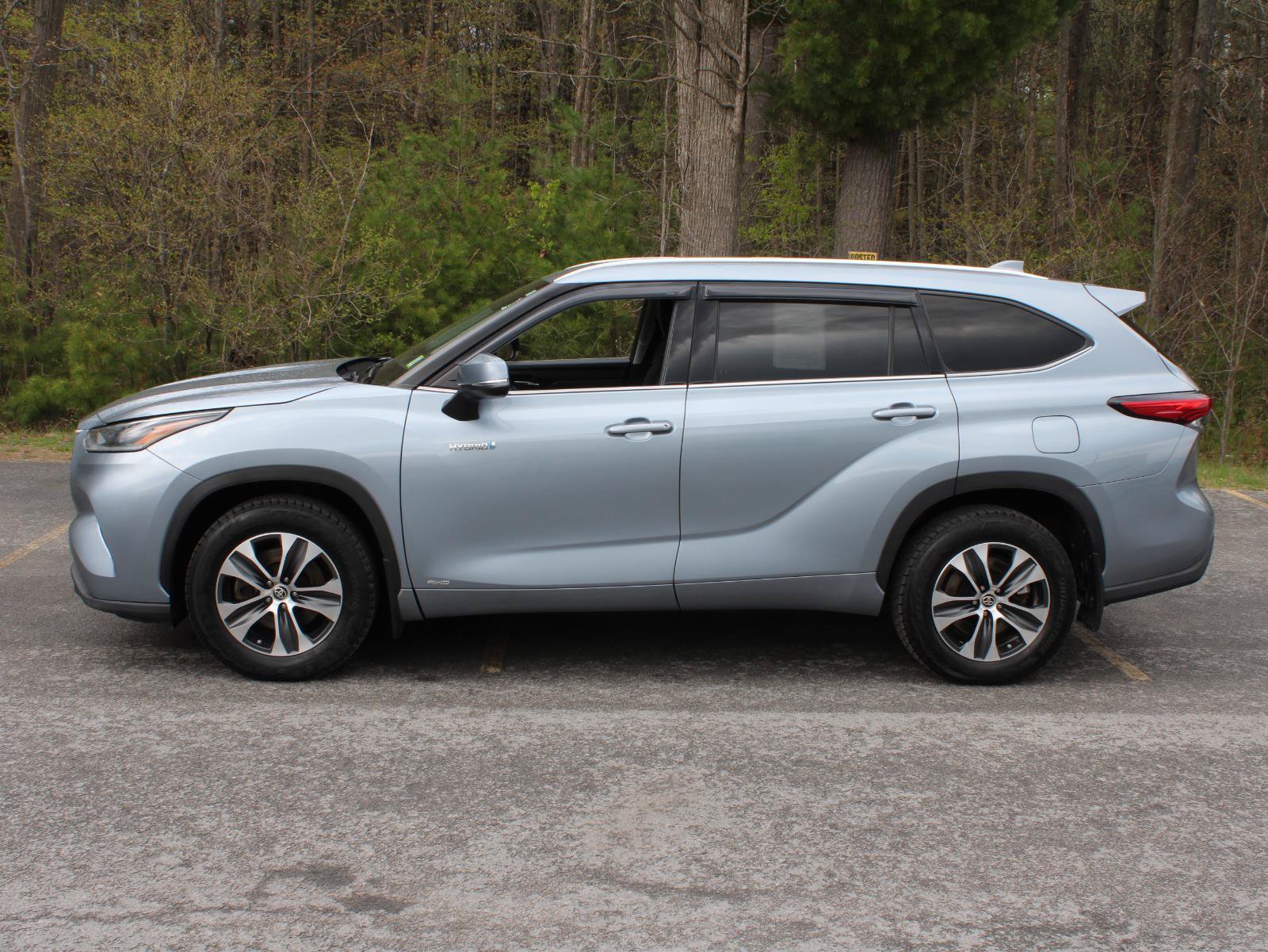 Used 2021 Toyota Highlander XLE AWD/4WD image 6