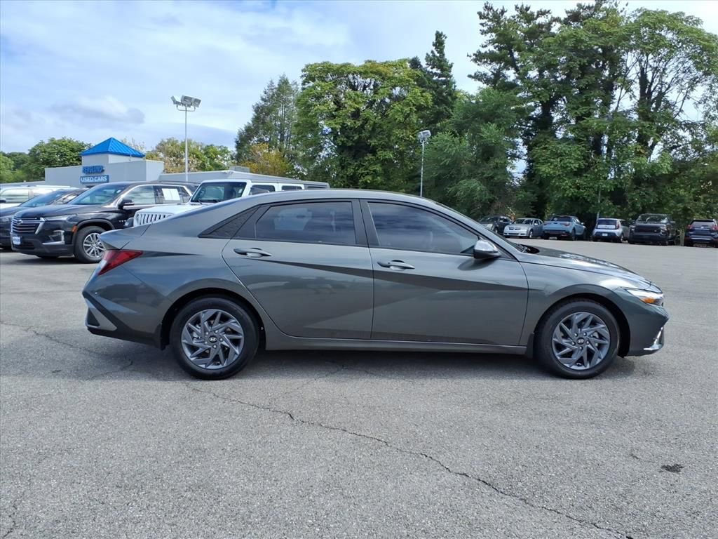 Used 2024 Hyundai Elantra SEL image 3