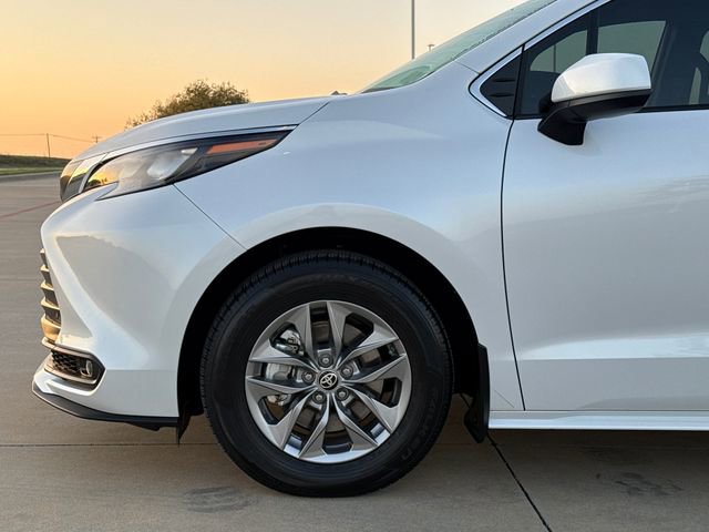 Used 2025 Toyota Sienna XLE image 5