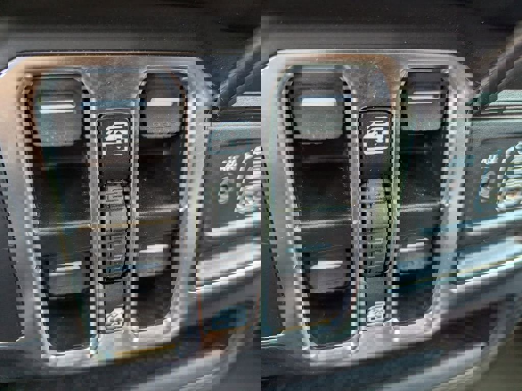 Used 2025 Jeep Wrangler Sahara image 22