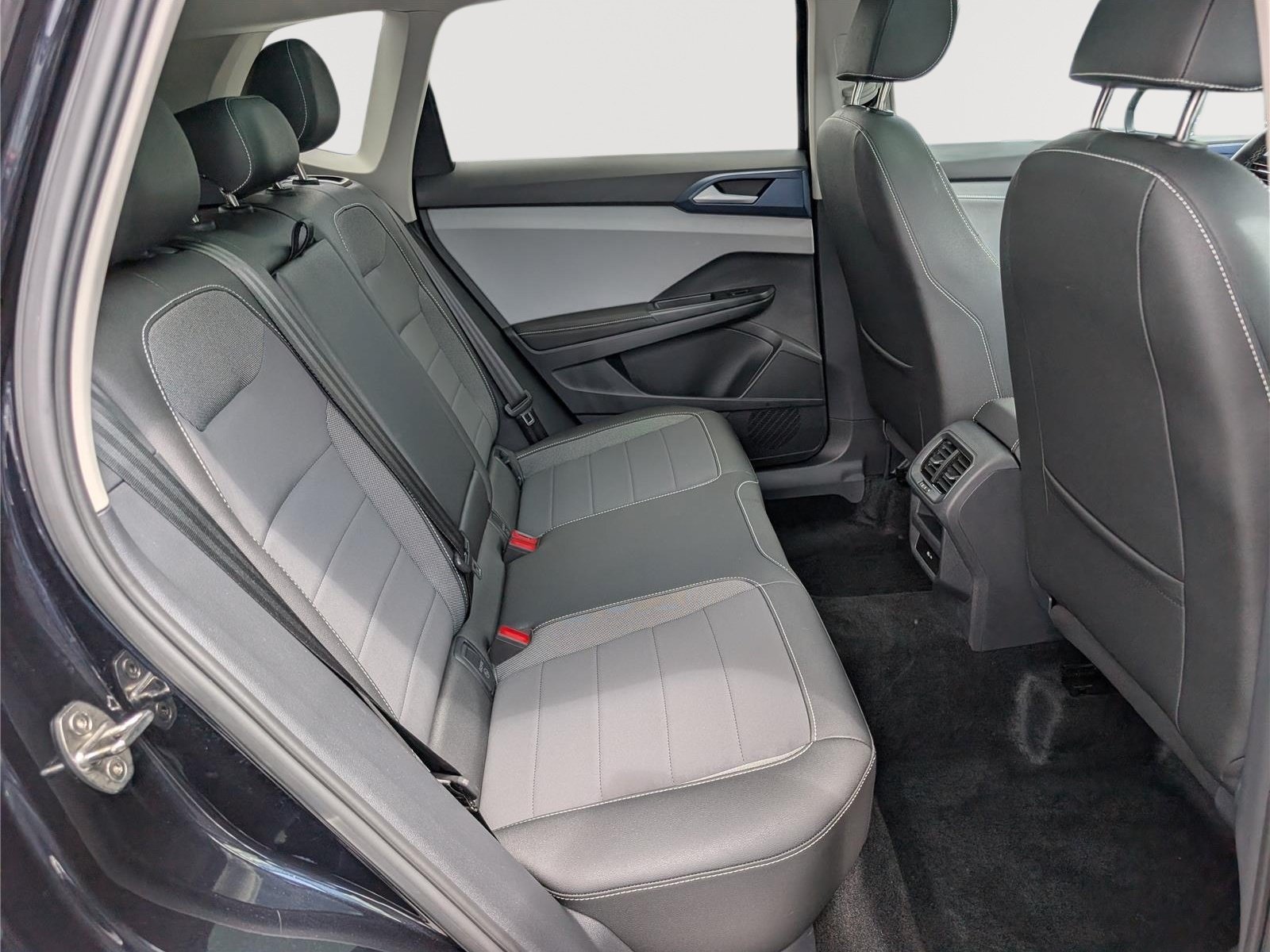 Used 2024 Volkswagen Taos SE w/ Panoramic Sunroof Package FWD image 13