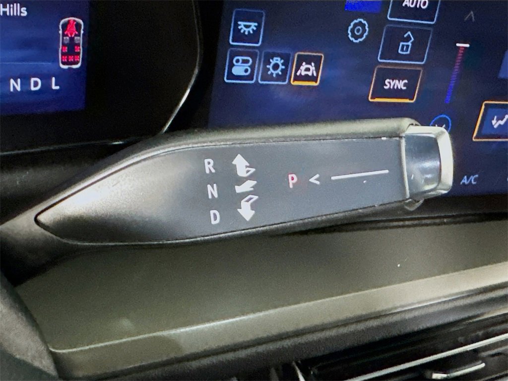 Used 2025 Chevrolet Traverse LT image 15