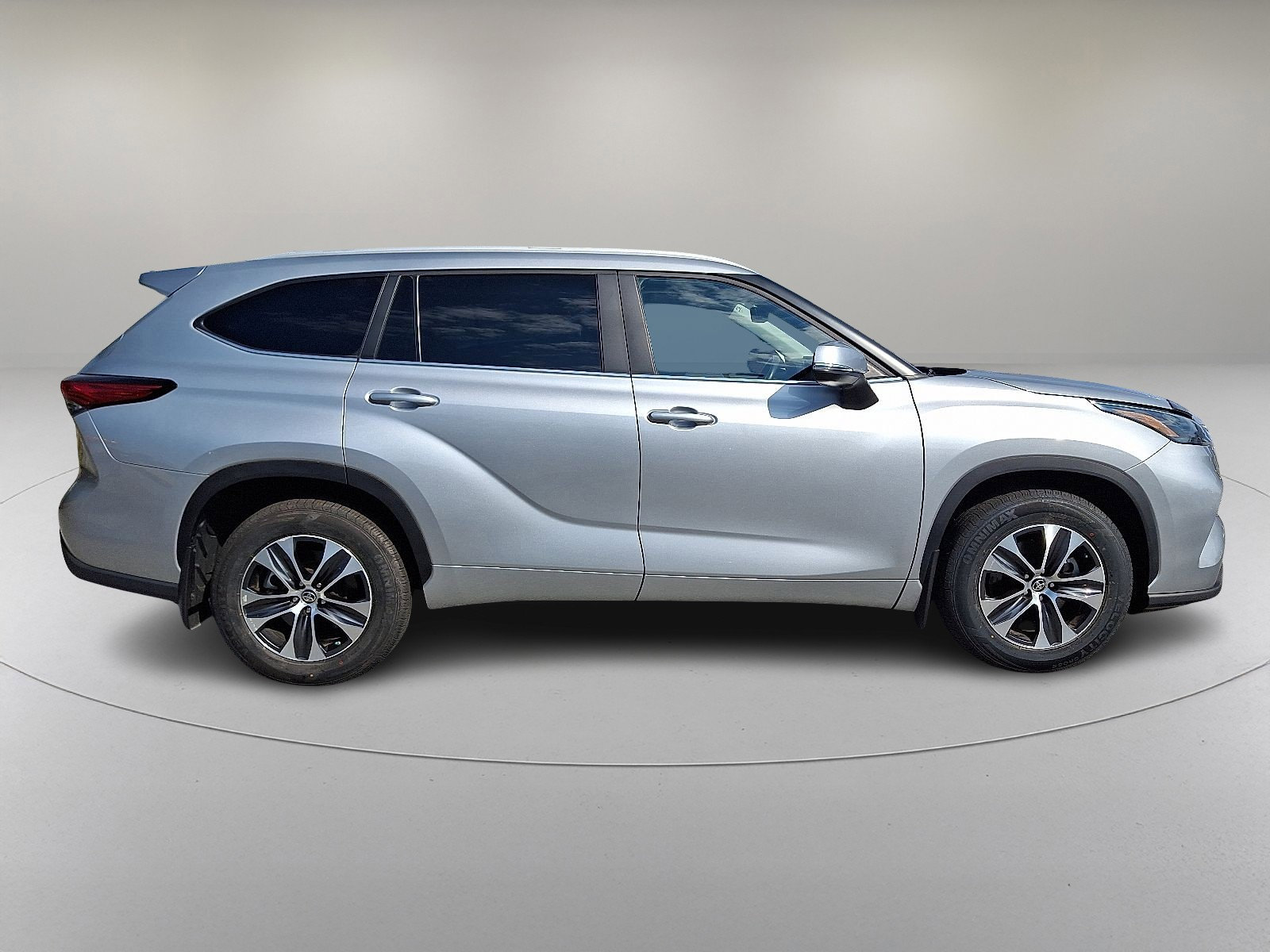 Used 2023 Toyota Highlander XLE image 12