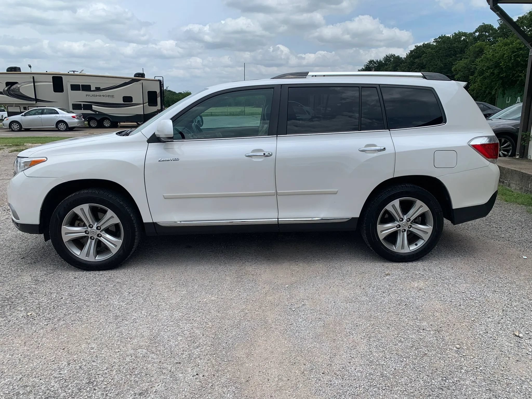 Used 2011 Toyota Highlander Limited FWD image 2